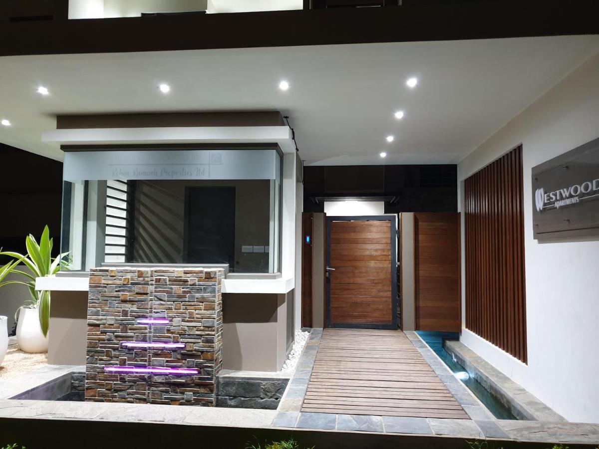 Westwood Luxury Penthouse With Private Roof Ref 15847 *