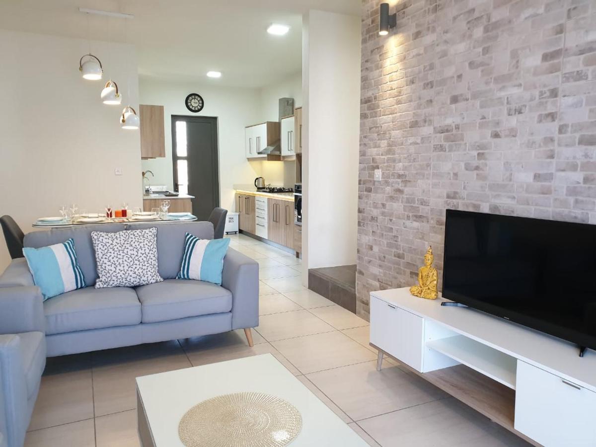 Westwood Luxury Penthouse With Private Roof Ref 15847 *